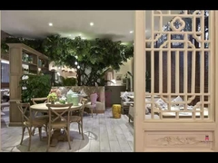 Οι ρομαντικές ξύλινες έδρες Χ εστιατορίων γαμήλιου γεγονότος πίσω προεδρεύουν των καθισμάτων ινδικού καλάμου/του γαλλικού ύφους